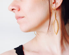 Load image into Gallery viewer, 3d earrings in gold-plated silver