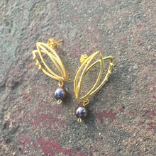 Load image into Gallery viewer, Gold tulip climbers with black pearls