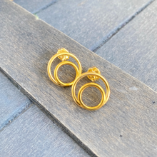 Load image into Gallery viewer, Circle Stud earrings handmade silver gold